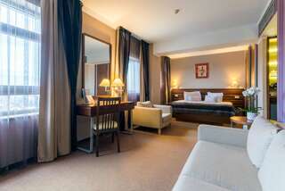 Отель Ramada Hotel Cluj Клуж-Напока Люкс с 1 кроватью размера «king-size»-1