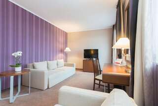 Отель Ramada Hotel Cluj Клуж-Напока Представительский люкс с 1 кроватью размера «king-size»-1