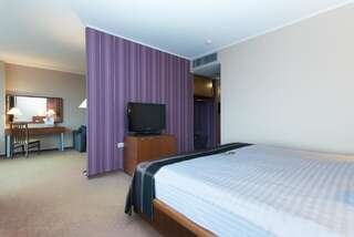 Отель Ramada Hotel Cluj Клуж-Напока Люкс с 1 кроватью размера «king-size» и 1 диваном-кроватью-2