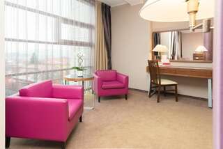 Отель Ramada Hotel Cluj Клуж-Напока Представительский люкс с 1 кроватью размера «king-size» и 1 диваном-кроватью-1