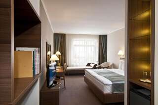 Отель Ramada Hotel Cluj Клуж-Напока Номер с 1 кроватью размера «king-size» и 1 диваном-кроватью-1