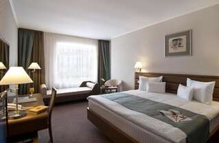 Отель Ramada Hotel Cluj Клуж-Напока Номер с 1 кроватью размера «king-size» и 1 диваном-кроватью-2