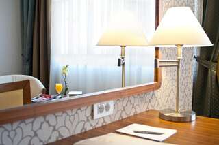 Отель Ramada Hotel Cluj Клуж-Напока Номер с 1 кроватью размера «king-size» и 1 диваном-кроватью-3