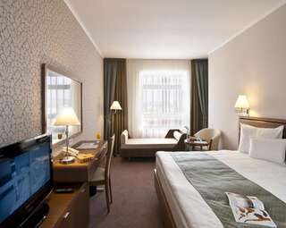 Отель Ramada Hotel Cluj Клуж-Напока Представительский номер с 1 кроватью размера «king-size» и 1 диваном-кроватью-1