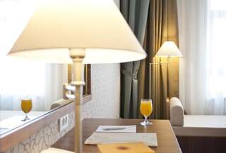 Отель Ramada Hotel Cluj Клуж-Напока Представительский номер с 1 кроватью размера «king-size» и 1 диваном-кроватью-4