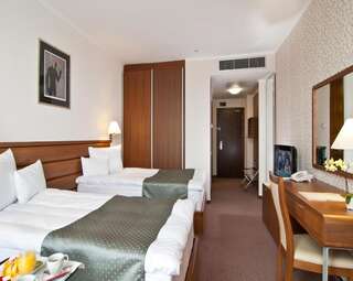 Отель Ramada Hotel Cluj Клуж-Напока Twin Room - Mobility Access/Non-Smoking-1